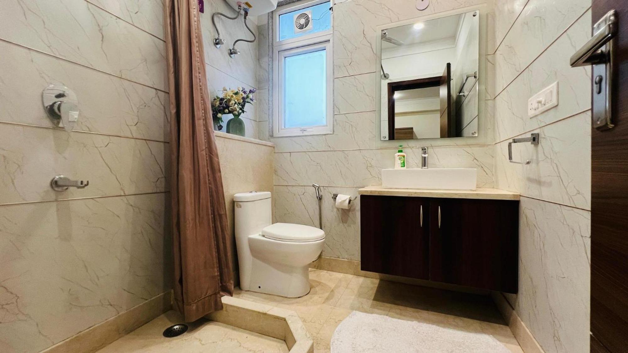 Bluo Studio1 Golf Course Road, Gym, Balcony Garden Gurgaon Bagian luar foto